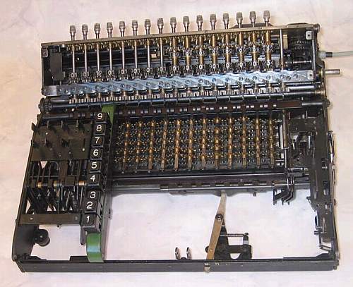 Figure 4 — Inside a Mercedes-Euklid 22: one input unit in place with the key for 3 pressed, and the proportional levers under the gear wheels, Hamann's other mechanism.