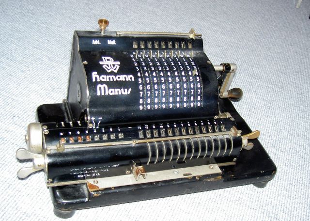 Figure 3 — The first model: a Manus A, serial 956, 1925–26, with the overflow bell outside the carriage at the far left and wing-nut clearing.
