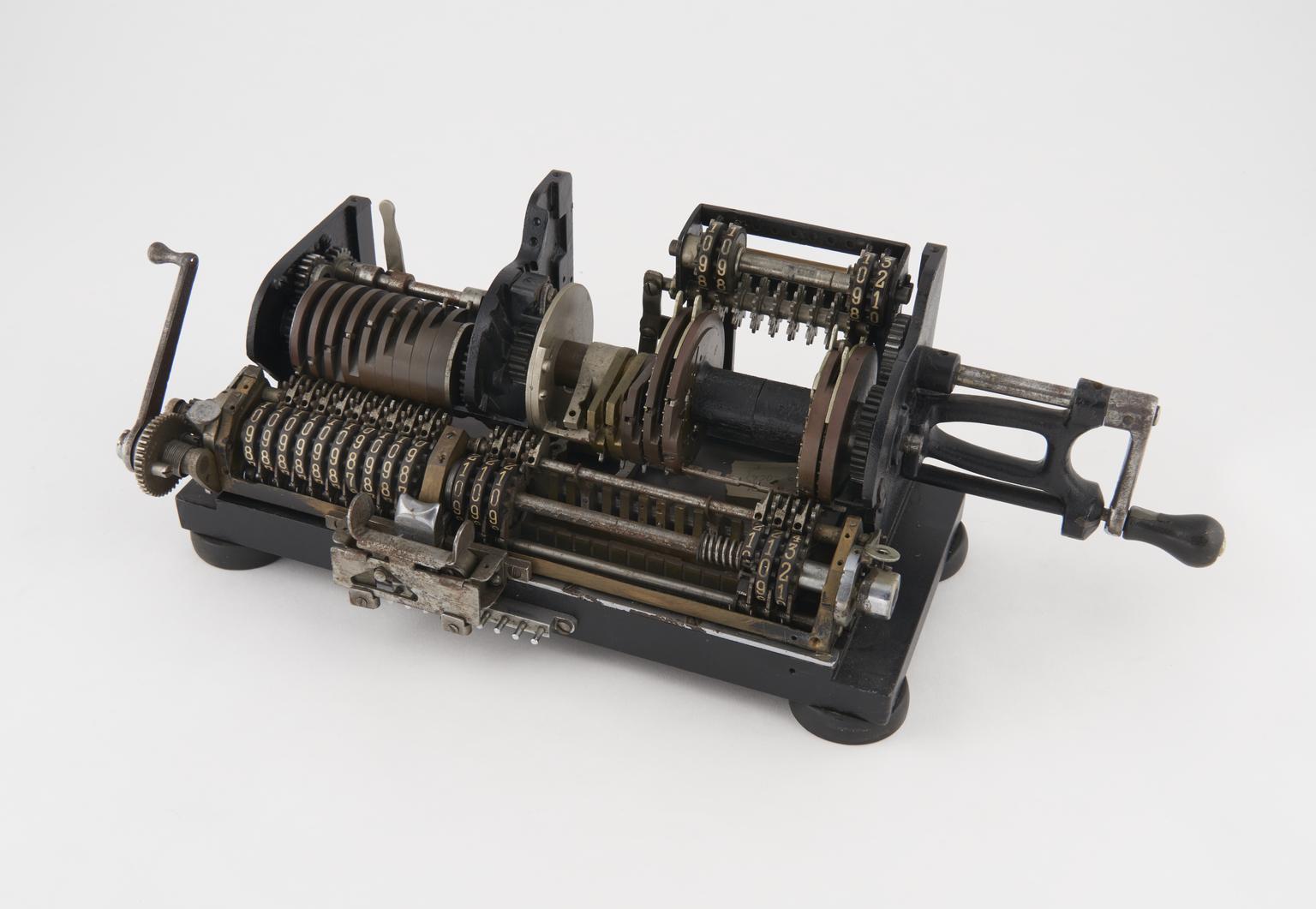 Figure 7 — A cutaway Triumphator, from Leipzig, showing the pinwheels that the Manus replaced with latched gear wheels.