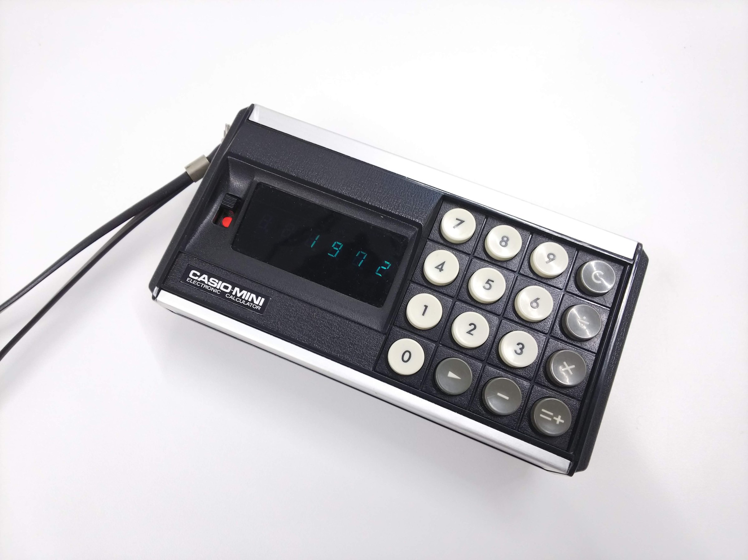 Figure 4 — The Casio Mini of August 1972: six single-digit fluorescent tubes, one Hitachi calculator chip and four AA cells, for ¥12,800, about a third of the going price for a calculator. More than a million…